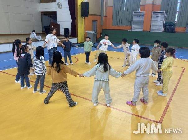 보성군 아동 비만 예방‘건강한 돌봄 놀이터’ 운영_건강한 돌봄놀이터 신체활동 프로그램에 참여하고 있다