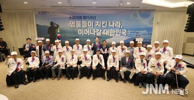 정명근 화성특례시장이 25일 제75주년 기념행사에서 6.25 참전유공자들과 함께 기념 촬영을 하고 있다.