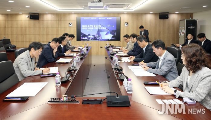 인천경제자유구역청은 창업진흥원과 25일 오후 인천스타트업파크에서 '창업기업 육성 및 성장촉진 지원강화를 위한 업무협약'을 체결했다.