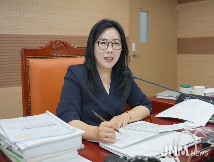 제259회 제1차 정례회 교육청소년과 행정사무감사하는 김은아 의원