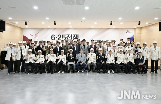 이민근 안산시장(사진 가운데)를 포함한 6.25 참전유공자 등 관계자들이 행사를 마치고 기념촬영을 하고 있다.