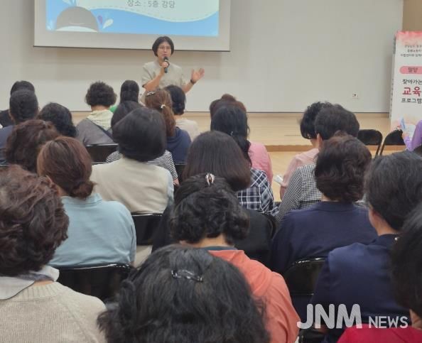 손순미 밀양시 여성가족과장이 28일 상상어울림센터 대강당에서 아이돌보미를 대상으로 인구 증가 시책을 홍보하고 있다.