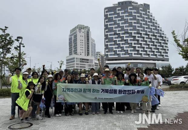 시흥시 거북섬동, WSL 국제서핑대회 대비 지역주민과 함께하는 환경정화 구슬땀