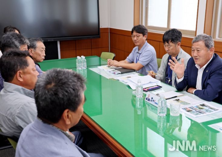 ‘1일 홈치해결상담사, 홈치해결해보게마씨’ 상담하는 김완근 시장