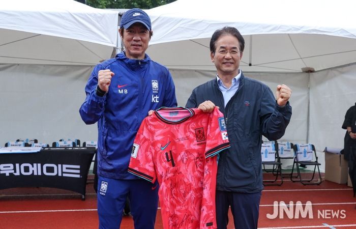 1. 국가대표팀 선수들의 친필 사인 유니폼을 들고 기념촬영 중인 이동환 고양특례시장(오른쪽)과 홍명보 축구 국가대표팀 감독(왼쪽)