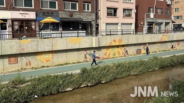 도봉구 방학천 옹벽에 사계절 풍경을 담은 벽화가 그려져 있다.