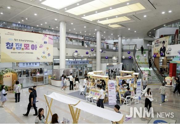 지난 9월 ‘도봉구 청년 진로, 정책 박람회’에서 지역 청년들이 부스 등을 둘러보고 있다