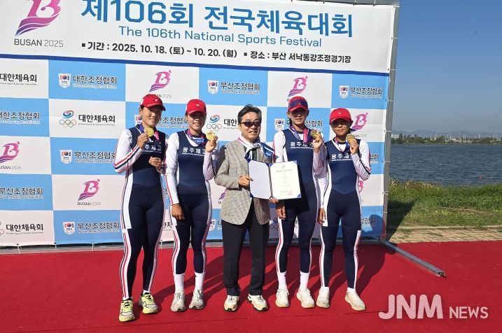 조정 시상식(좌부터 노효림, 천지민, 정재수이사, 김지선, 배지영)