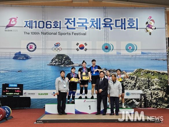 왼쪽에서 두 번째 김해시청 역도단, 윤하제(87kg급) 선수(여자 역도 국가대표)