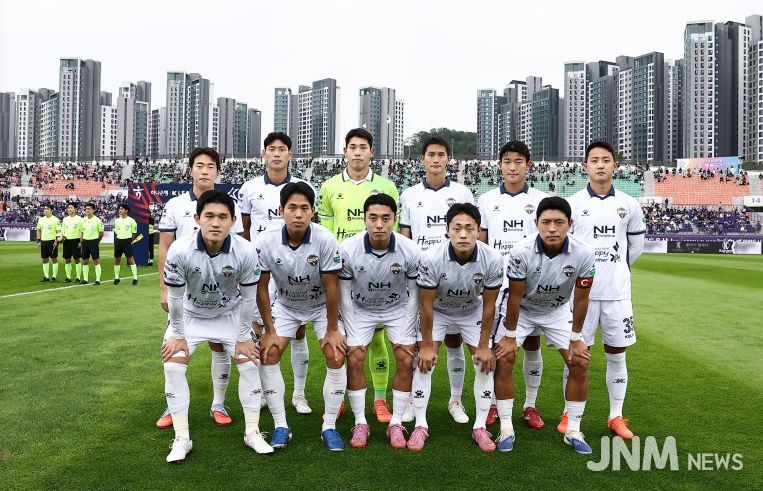 10월 18일 안양 원정에서 김천상무 선발 선수들이 사진을 찍고 있다
