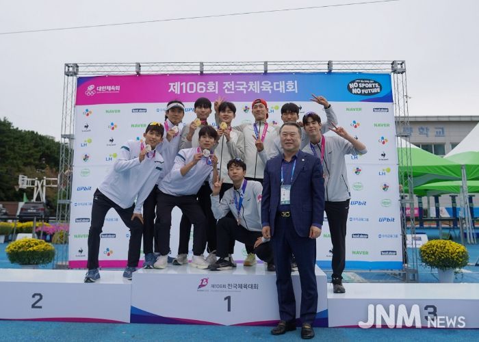 전갑수 체육회장이 복싱 한영훈(1위)에게 시상하고 있다.(왼쪽부터 신명훈 동구청 감독, 전갑수 회장, 한영훈 선수, 고영삼 전무이사, 이현승 코치)