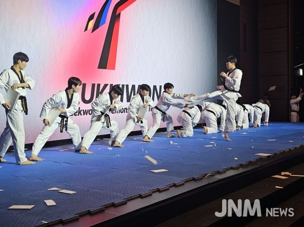 지난 10월 21일(화) 국기원 태권도시범단이 ‘제5회 국제경찰청장회의’에서 시범공연을 선보이는 모습