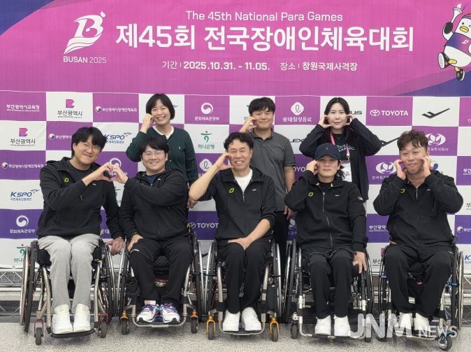 청주시청 장애인사격부, 전국장애인체전서 12개 메달 쾌거. 사진(뒷줄 왼쪽부터 시계방향으로 임봉숙 감독,최영래 코치,이하윤 로더,이명호,박철,김성희,석진수,이장호)