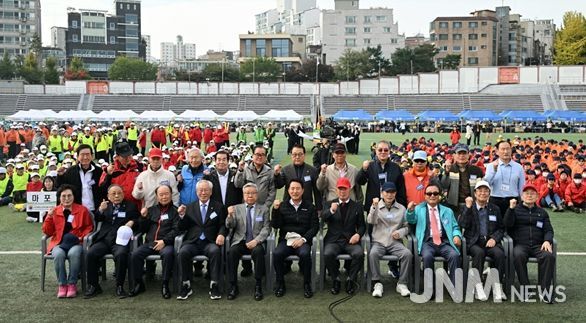 오세훈 서울시장이 31일(금) 오전 용산구 효창운동장에서 열린 '제25회 시니어올림픽'에서 참석자들과 기념촬영을 하고 있다.