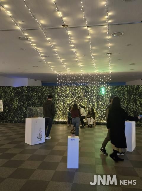 2025 대한민국 국향대전, 함평 군립미술관 내 사군자테마관에서 관람객이 작품을 감상하는 모습
