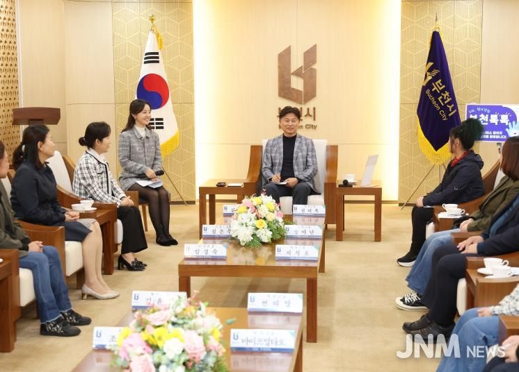 조용익 부천시장이 한 참여자의 질문에 답변하고 있다.