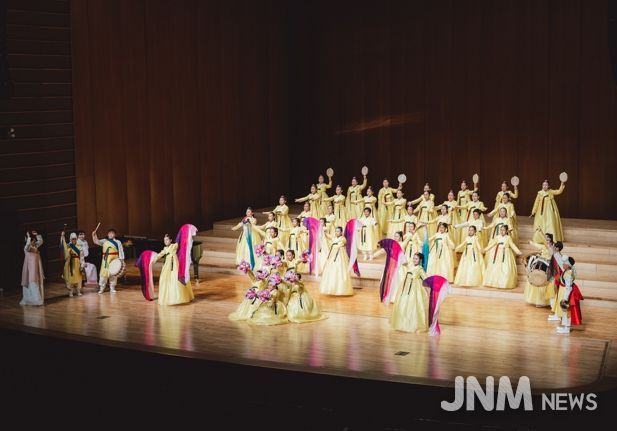 나주시립소년소녀합창단이 제21회 부산국제합창제에서 청소년 부문 3위와 금상을 수상했다. 사진은 부산국제합창제 경연대회에서 공연을 하는 나주시립소년소녀합창단 모습.