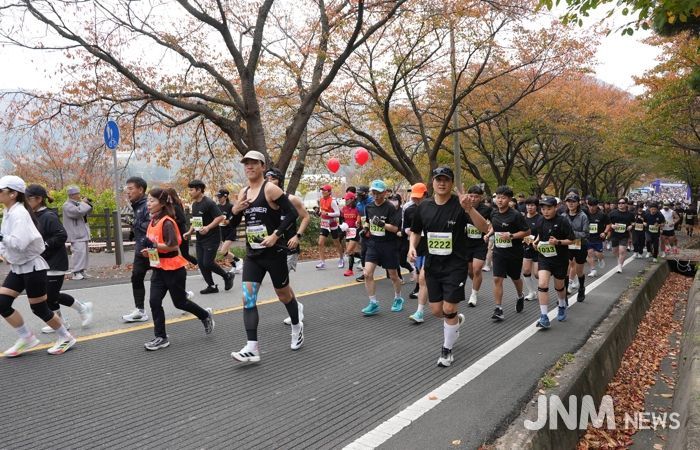 지난 8일 열린 2025 영천댐 마라톤대회에서 참가자들이 힘차게 출발하고 있다.