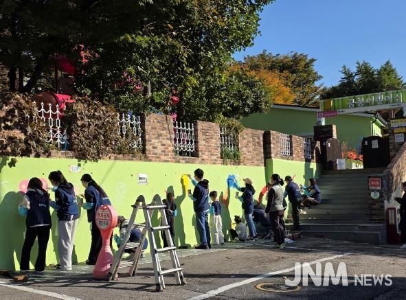 지난 1일 성동구와 SM엔터가 함께 구립금봉어린이집 노후 시설에 벽화를 조성 중인 모습
