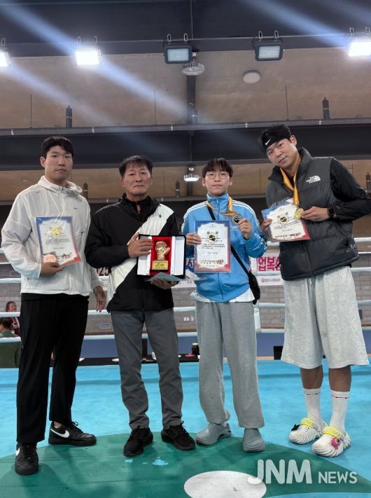 왼쪽부터 강병진 선수, 김봉철 감독, 윤주성 선수, 정태욱 선수