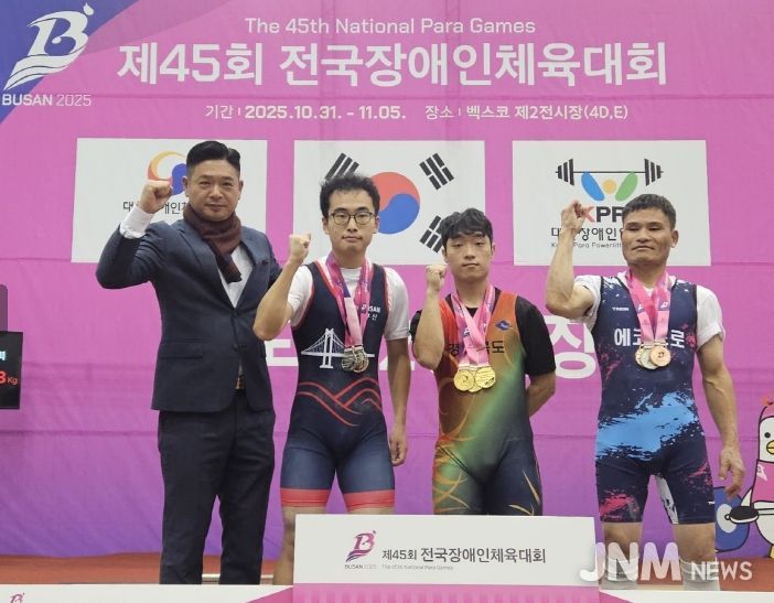 역도 신동민 선수(왼쪽에서 세번째) 기념촬영