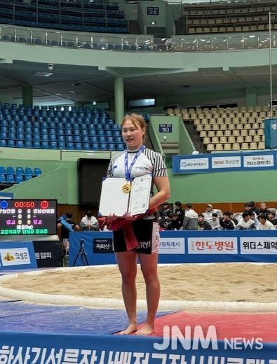 구례군청 씨름단, 창원특례시 대회서 국화급 정상 올라) 국화급 엄하진 우승