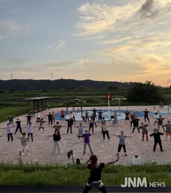 파주보건소, 문산노을길 건강교실·달빛 운동교실 성황리 마무리