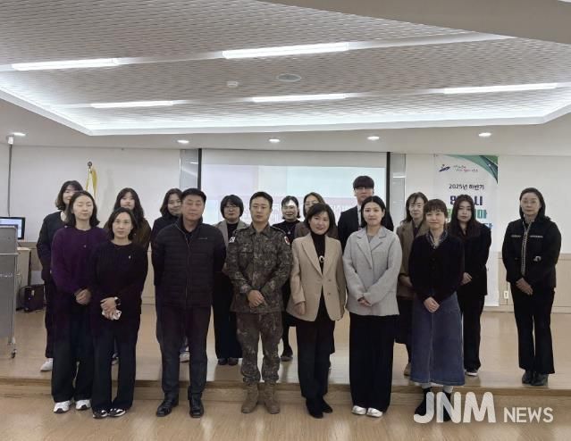 안산시 말라리아 퇴치사업단이 13일 단원보건소에서 하반기 말라리아 퇴치사업단 회의를 진행하고 함께 기념촬영을 하고 있다.