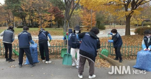 수원시 영통구 영통2동, 덕영대로 일대 낙엽 대청소 실시