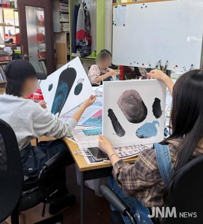 수원여자단기청소년쉼터 미술 전시회 '별빛을 보듬다' 개최