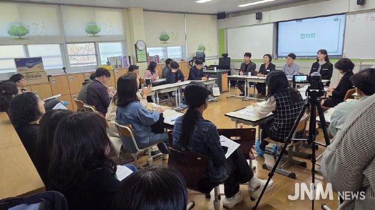 전남교과교육연구회 ‘2025 제4차 수업나눔 연수회’에 참여한 교사들이 수업나눔 후 협의회를 진행하고 있다.