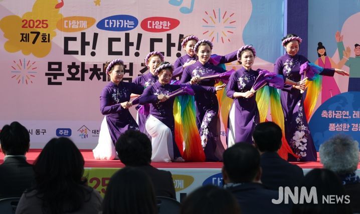 ‘다다다 문화체험 축제’에서 주민들이 다양한 체험 프로그램에 참여하고 있는 모습