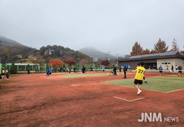 진안군 용담댐 주변 친선 족구대회로 지역 화합 다져