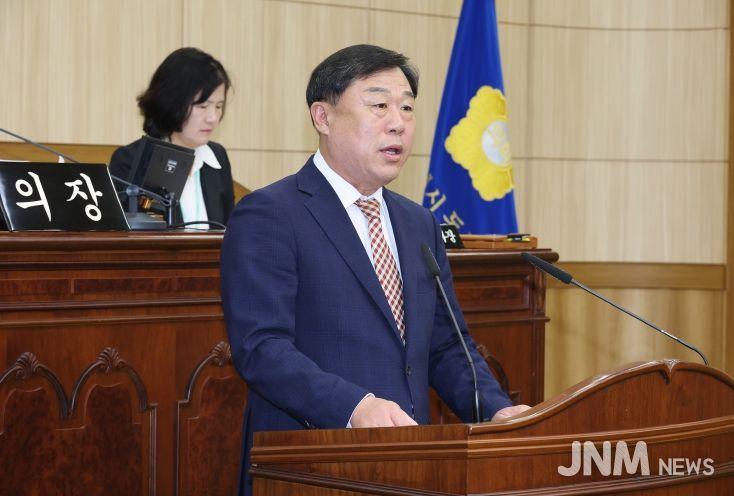 김종훈 울산동구청장은 17일 동구의회 의사당에서 가진 제232회 동구의회 제2차 정례회에서 2026년도 예산안 제출에 즈음한 시정연설을 하고 있다.