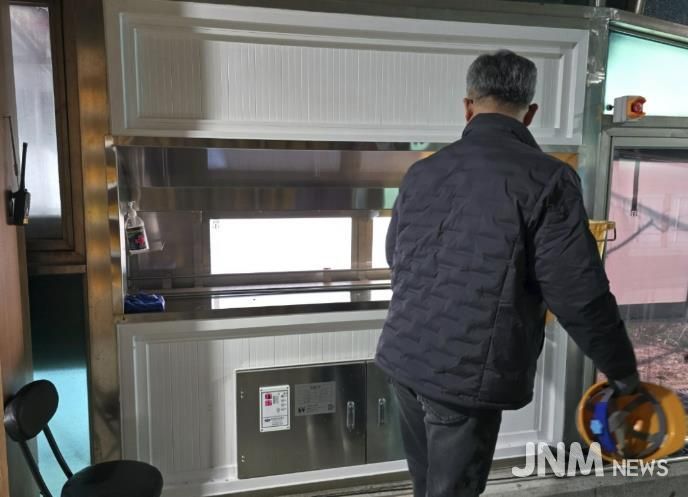 제3땅굴 보도관람로에 설치된 건조살균기 입구