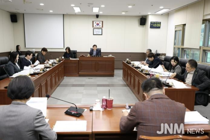 용인특례시의회 자치행정위원회, 행정사무감사 3일차-재무국 행정사무감사 실시