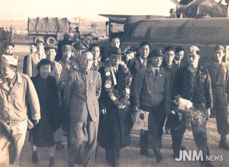 1945년 11월 5일 환국을 위해 충칭을 떠나 상하이에 도착한 김구주석과 환영 인파들