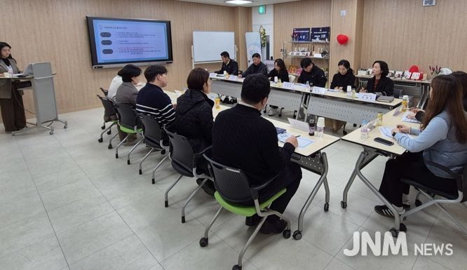 나주시가 지난 20일 지역 유관기관과 함께 자살예방사업 협력 방안을 논의하는 간담회를 가졌다.