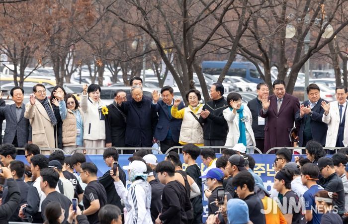 제10회 김대중 평화 마라톤 참가자들을 응원하는 박강수 마포구청장