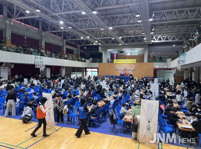 제13회 시장배 전국아마추어 바둑대회에 참가한 학생부 선수들이 경기에 임하고 있다.