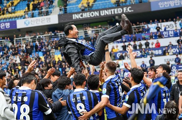 유정복 인천광역시장이 K리그2 우승을 확정지은 2025년 10월 26일