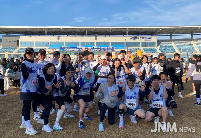 전라남도교육청 소속 마라톤 동호회 ‘길벗 25’동호인들이 23일 열린 ‘2025 김대중마라톤대회 및 제38회 전남교육감기 마라톤 대회’에 참가해 기념사진 촬영을 하고 있다.