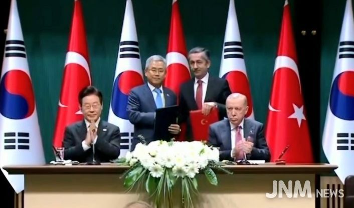 튀르키예 대통령궁에서 양국 정상 임석하에 MOU 체결(왼쪽부터 대한민국 대통령 이재명, 한국전력 사장 김동철, 튀르키예 원자력공사 사장 네자티 야마치, 튀르키예 대통령 에르도안)