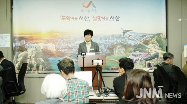 26일 시청 브리핑룸에서 박종신 기술보급과장이 기자회견을 하는 모습