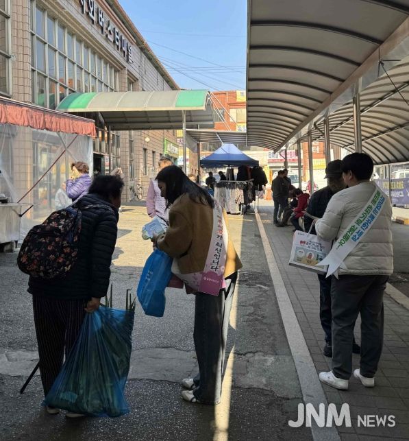 2일 밀양버스터미널 일원에서 진행한 에이즈 및 성매개감염병 예방 홍보 캠페인