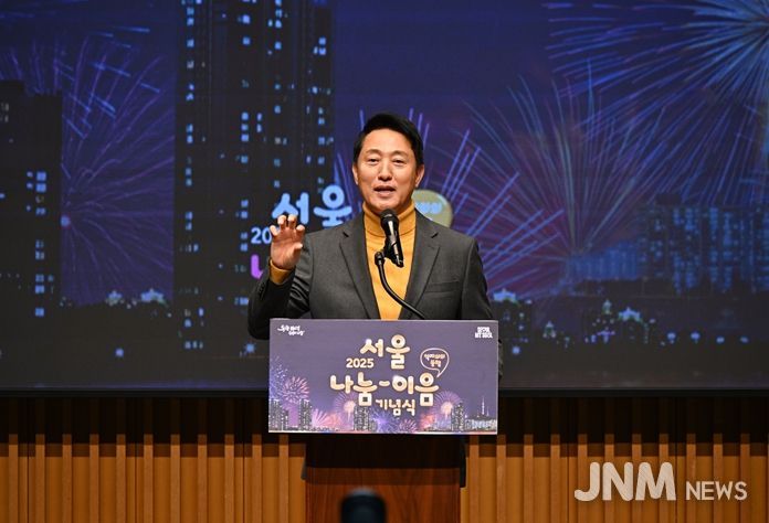 오세훈 서울시장이 2일 서울시청 다목적홀에서 개최된 '제1회 서울 나눔-이음 기념식'에서 축사하고 있다.