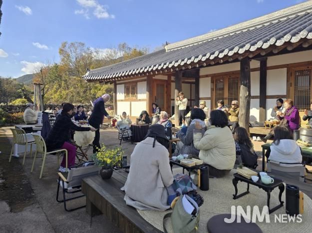 ‘힐링 다도·휴’ 프로그램에 참여자들이 다양한 체험을 즐기고 있다.