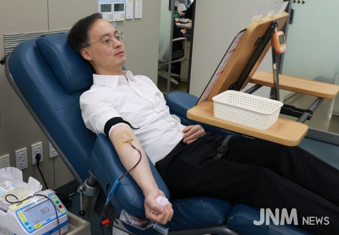 이복원 경제부지사, 헌혈의집 방문해 헌혈 참여