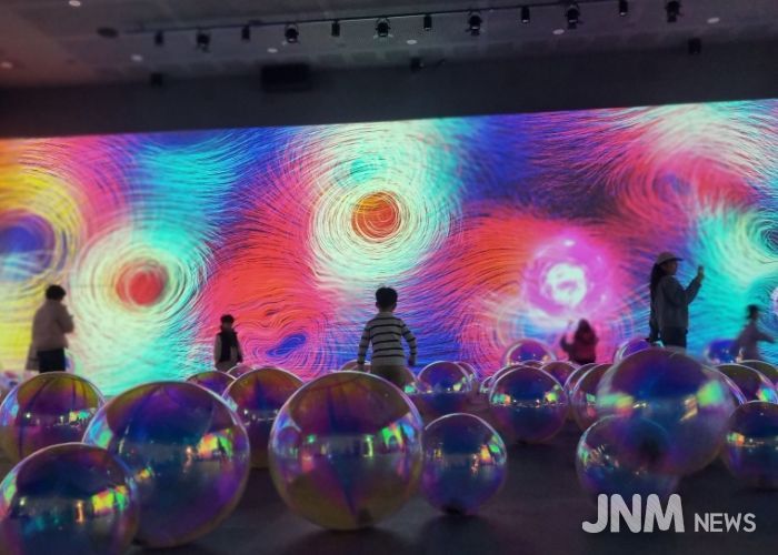 김포시가 오는 31일까지 김포미디어아트센터에서 <물 위의 세계>를 통해 김포의 포구를 조명하고 있다.