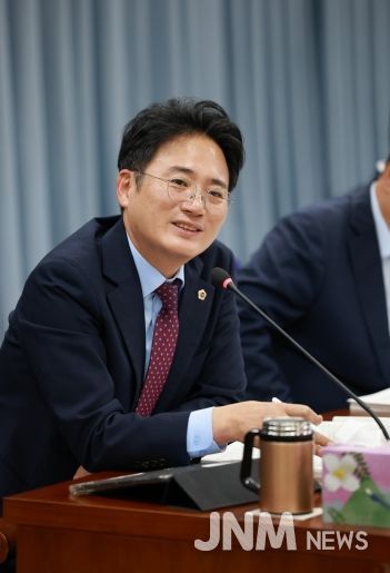 진호건 전남도의원이 농축산식품국 박현식 국장에게 질의하고 있다.